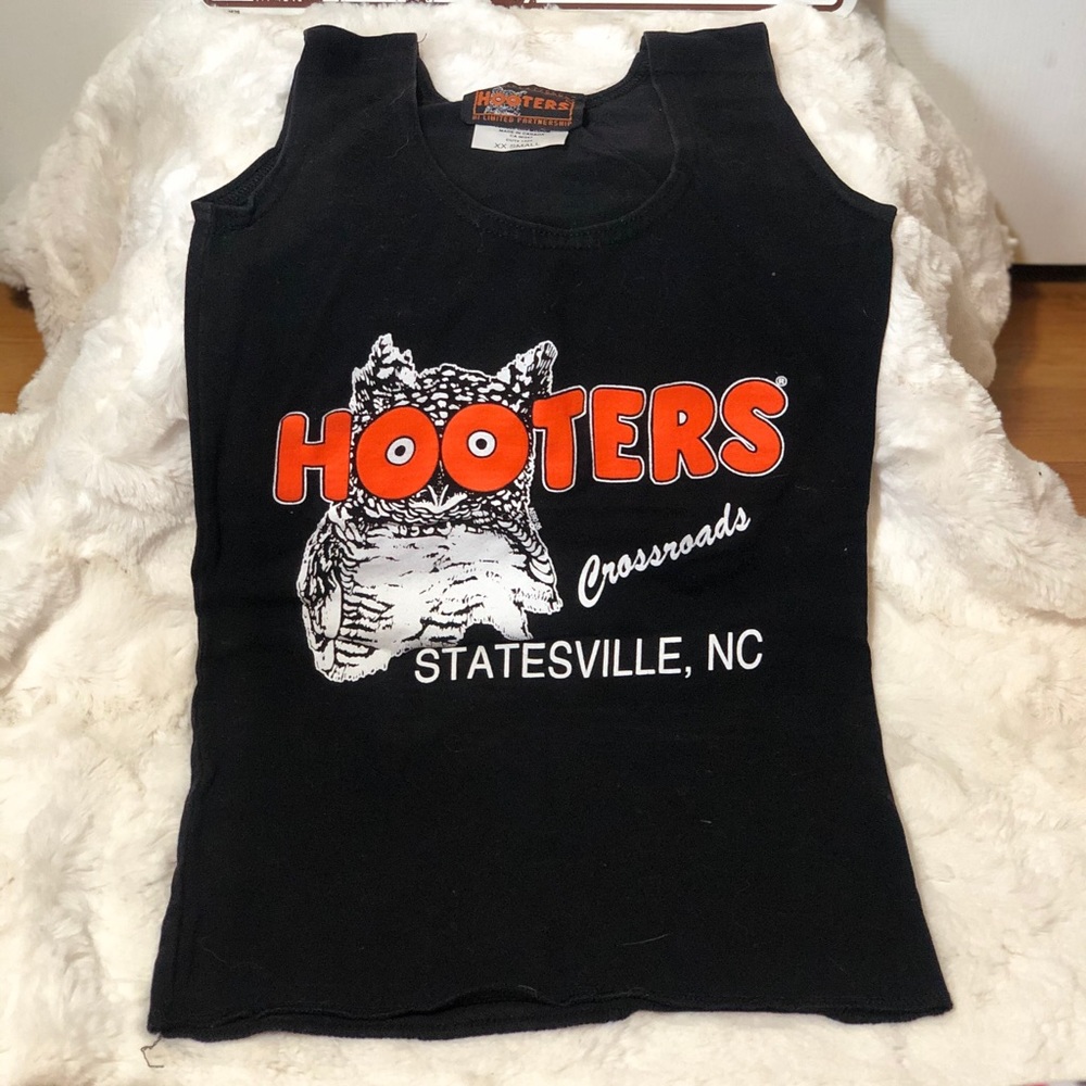 Hooters girl tank top 🦉